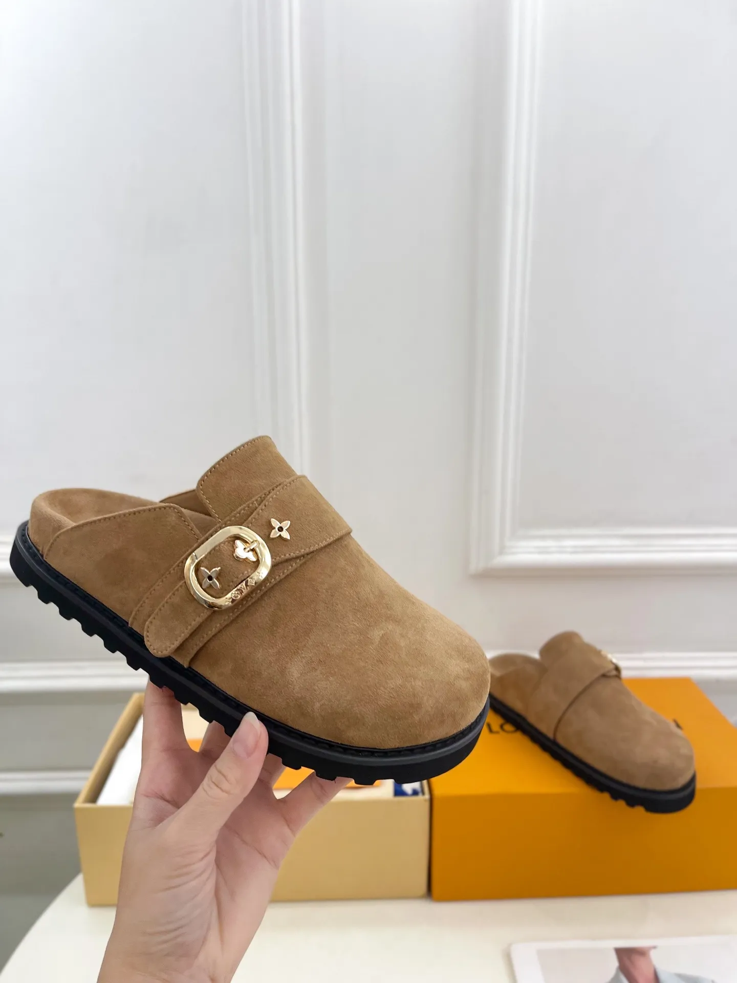 👟👟Ex-factory price 580👟👟 Men's model ➕10 LV | Louis Vuitton 25𝐬𝐬 🧡💚2025 Early spring new model Top version ⚠️ The counter features the latest LV COSY COMFORT metal buckle Bread Mule slippers hard goods new🆕 ❥BS purchasing level! Full of high-end feel! A popular model among bloggers at home and abroad, it’s retro and fashionable and looks amazing on your feet! Mainly recommended models on the official website★ ━━━━━ ЅᏇєєt ━━━━━ ▪️Upper: original specific cowhide/old leather ▪️lining: imported cowhide lining ▪️outsole: original molded outsole ▪️shoe size: women's size 35-39 (customized at 40.41) Men's size 40-44 (45.46 customized)